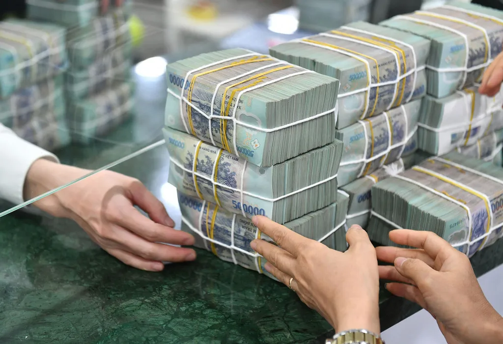 Giải mã nghịch lý: Lãi suất hạ mà người vay vẫn khổ?