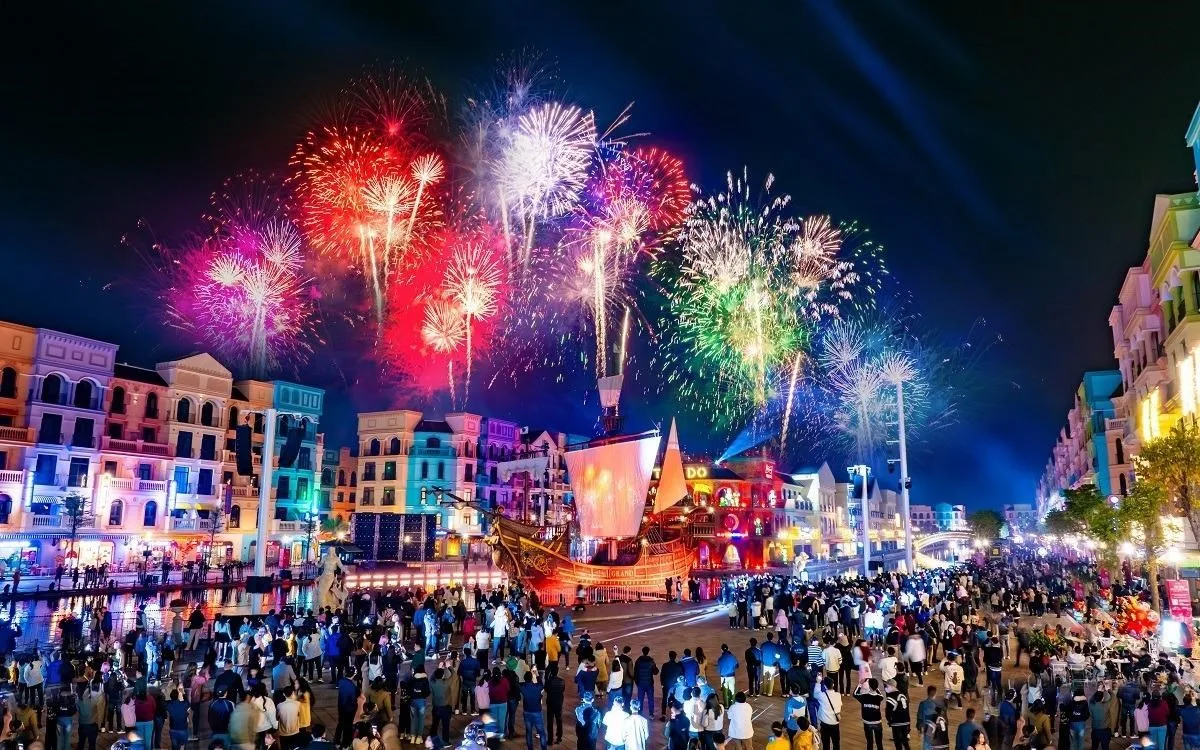 Vì sao màn trình diễn pháo hoa hàng ngày tại Grand World Vinhomes Ocean Park lại thu hút đông đảo du khách?