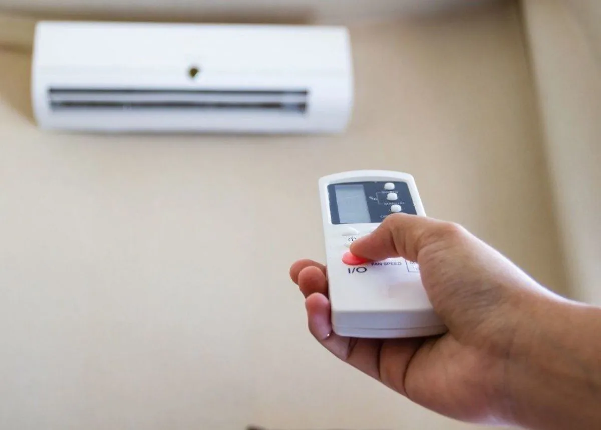 Vì sao phòng máy lạnh sử dụng lâu ngày lại có mùi?