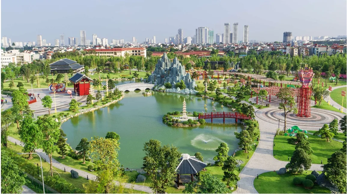 Từ Vinhomes Smart City có thể di chuyển bằng tuyến tàu điện trên cao nào để đến Đại học Quốc gia Hà Nội?