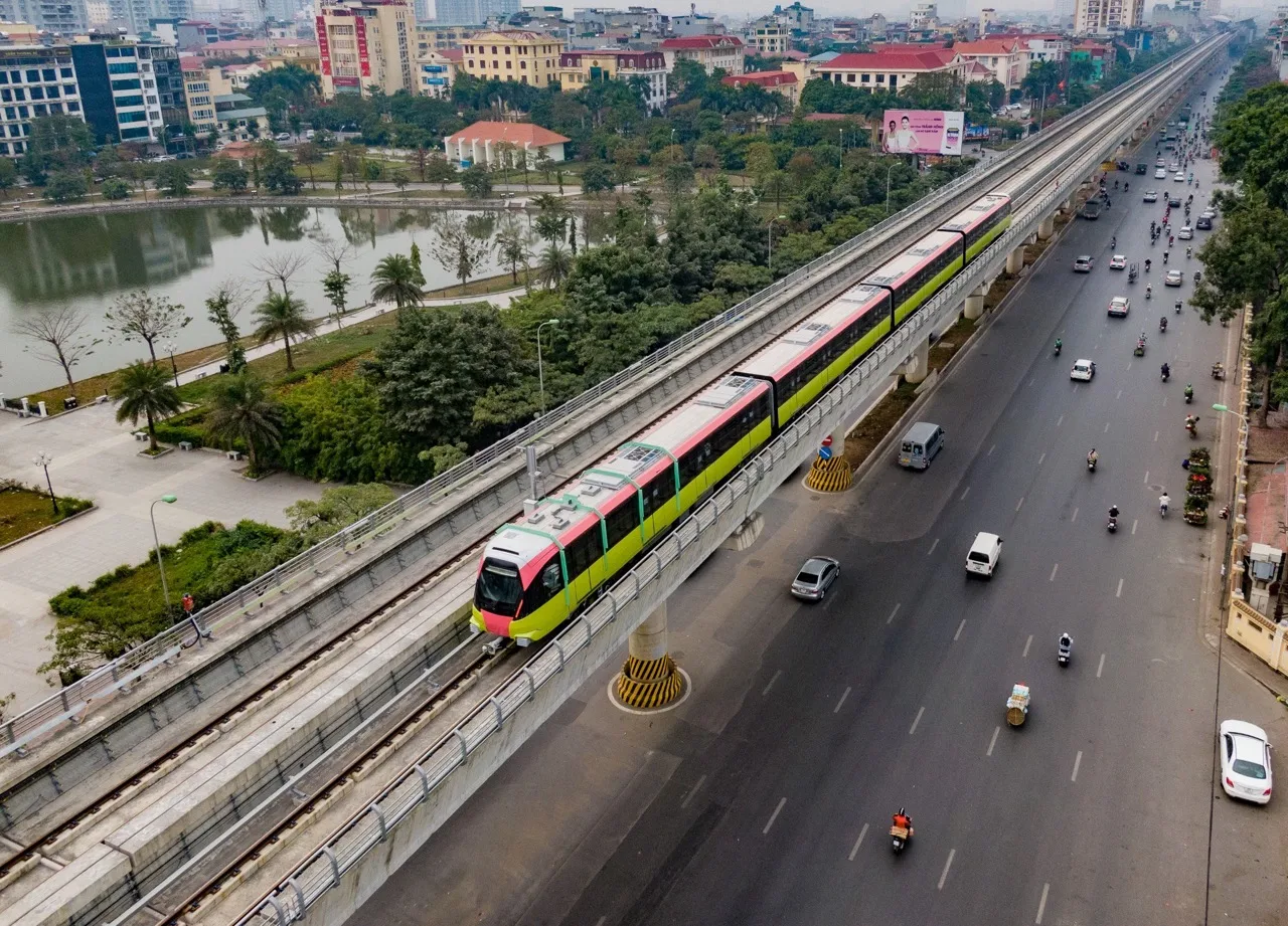 Có tuyến tàu điện trên cao nào đi qua dự án LUMIÈRE Evergreen không?