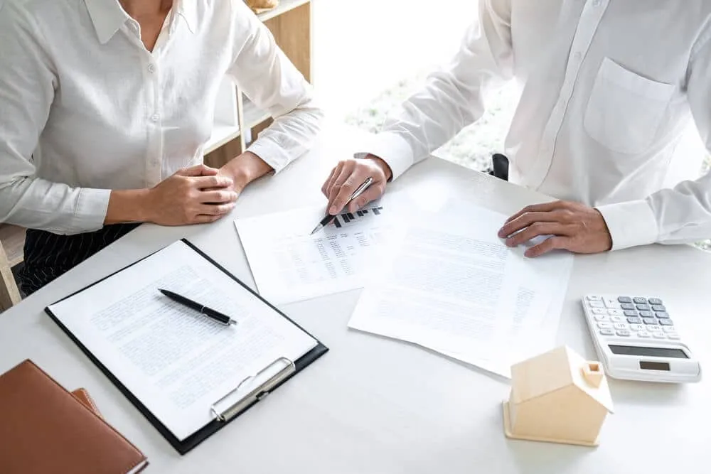 Thẩm định viên có phải chịu trách nhiệm về tính chính xác thông tin do khách hàng cung cấp khi thẩm định giá bất động sản không?