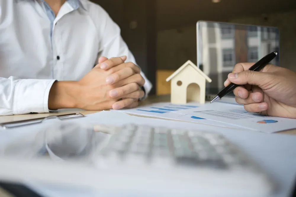 Thẩm định viên cần phân tích xu hướng thế nào khi áp dụng nguyên tắc cạnh tranh trong thẩm định giá bất động sản?