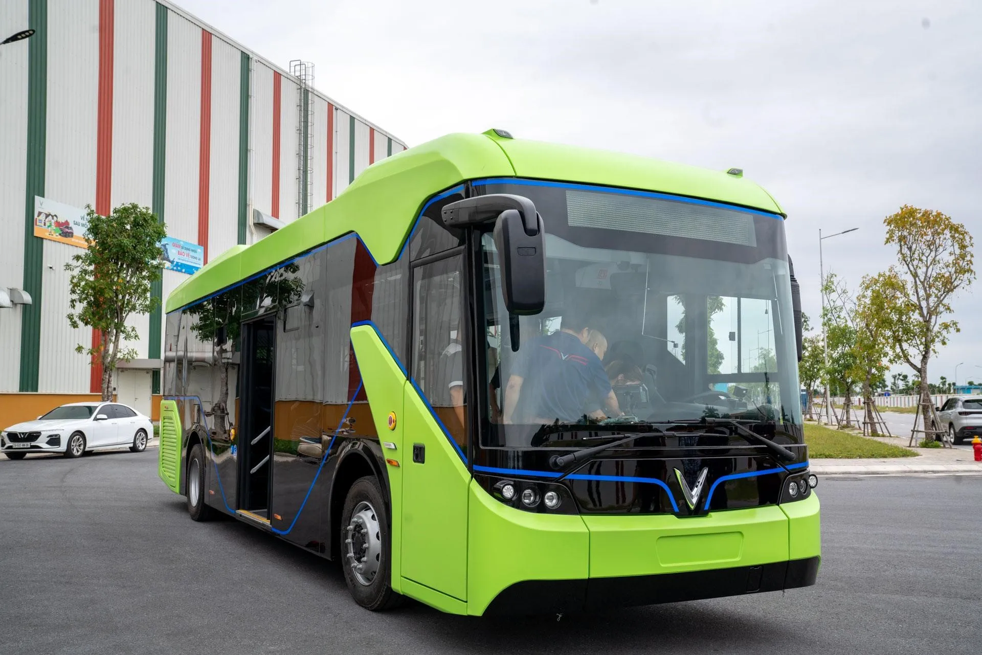Từ Vinhomes Smart City đến bến ga Long Biên xa bao nhiêu km?