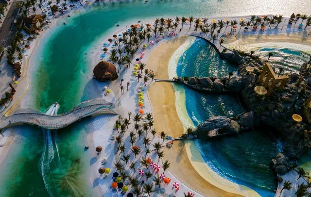 Trong khuôn viên công viên Royal Wave Park có những nhà hàng nào?