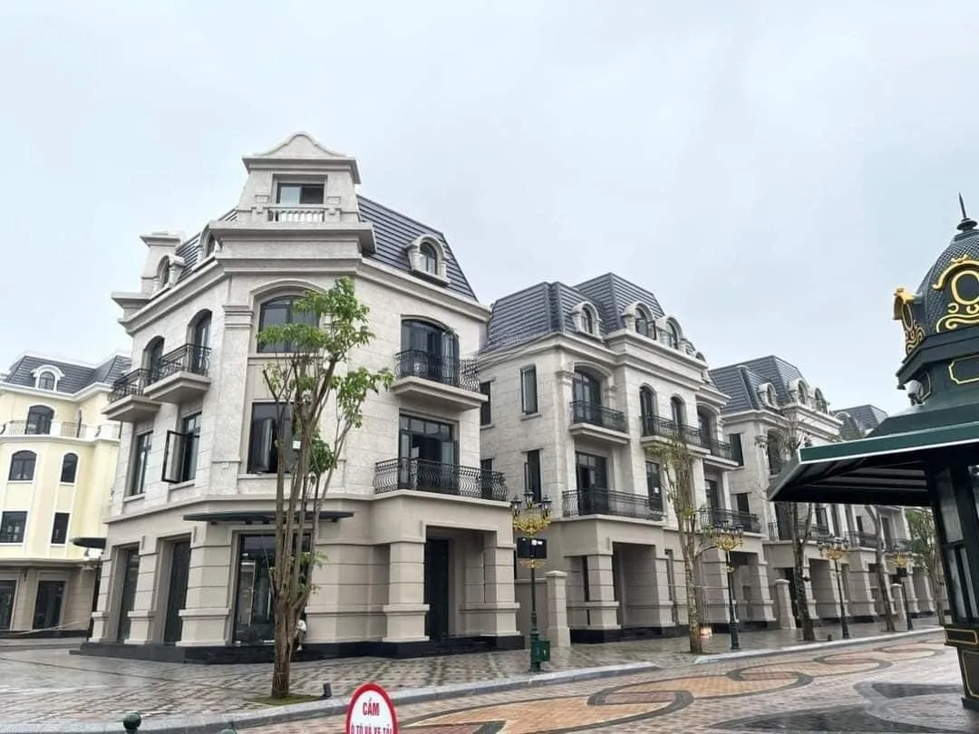 Biệt thự liền kề xẻ khe 98m2, mặt tiền 7m phân khu San Hô có giá bán bao nhiêu?