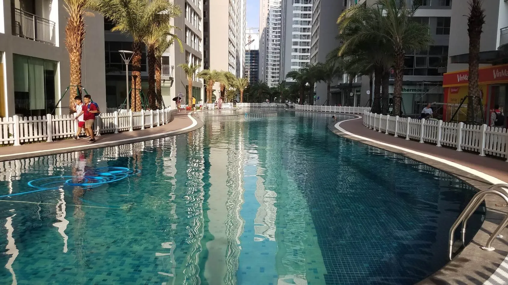 Khu chung cư Times City có khóa dạy bơi nào cho trẻ em? 