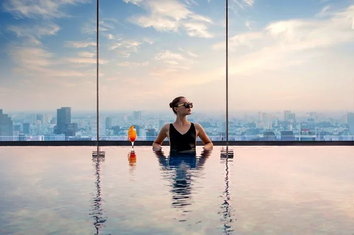 Làm dịu cái nóng mùa hè với top các bể bơi vô cực đẹp tại TP.HCM