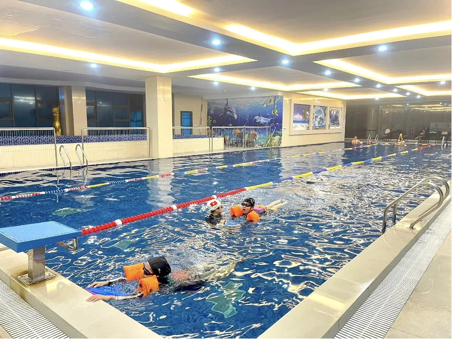 Cập nhật mới nhất giá vé, giờ mở cửa bể bơi chung cư Yên Hòa Thăng Long