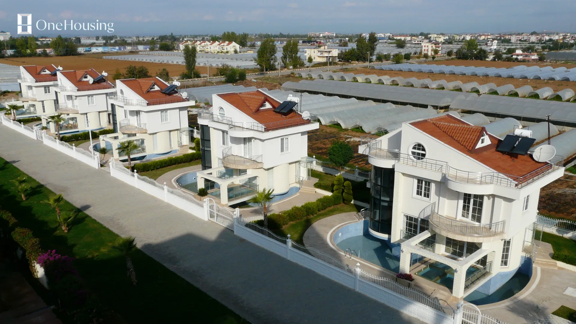 Bất động sản liền kề là gì? Quyền đối với bất động sản liền kề ra sao?
