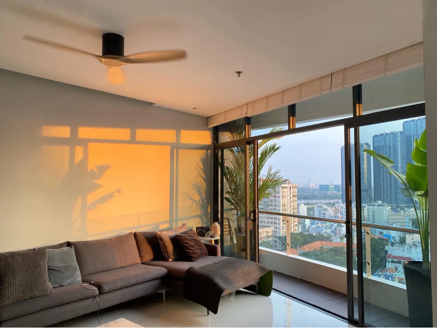 Giải pháp khi lắp cửa kính cho căn hộ chung cư hướng Tây