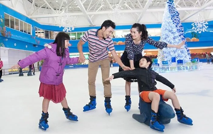Trẻ em trải nghiệm tại sân trượt băng Landmark 81 Vincom Ice Rink có thú vị không? 