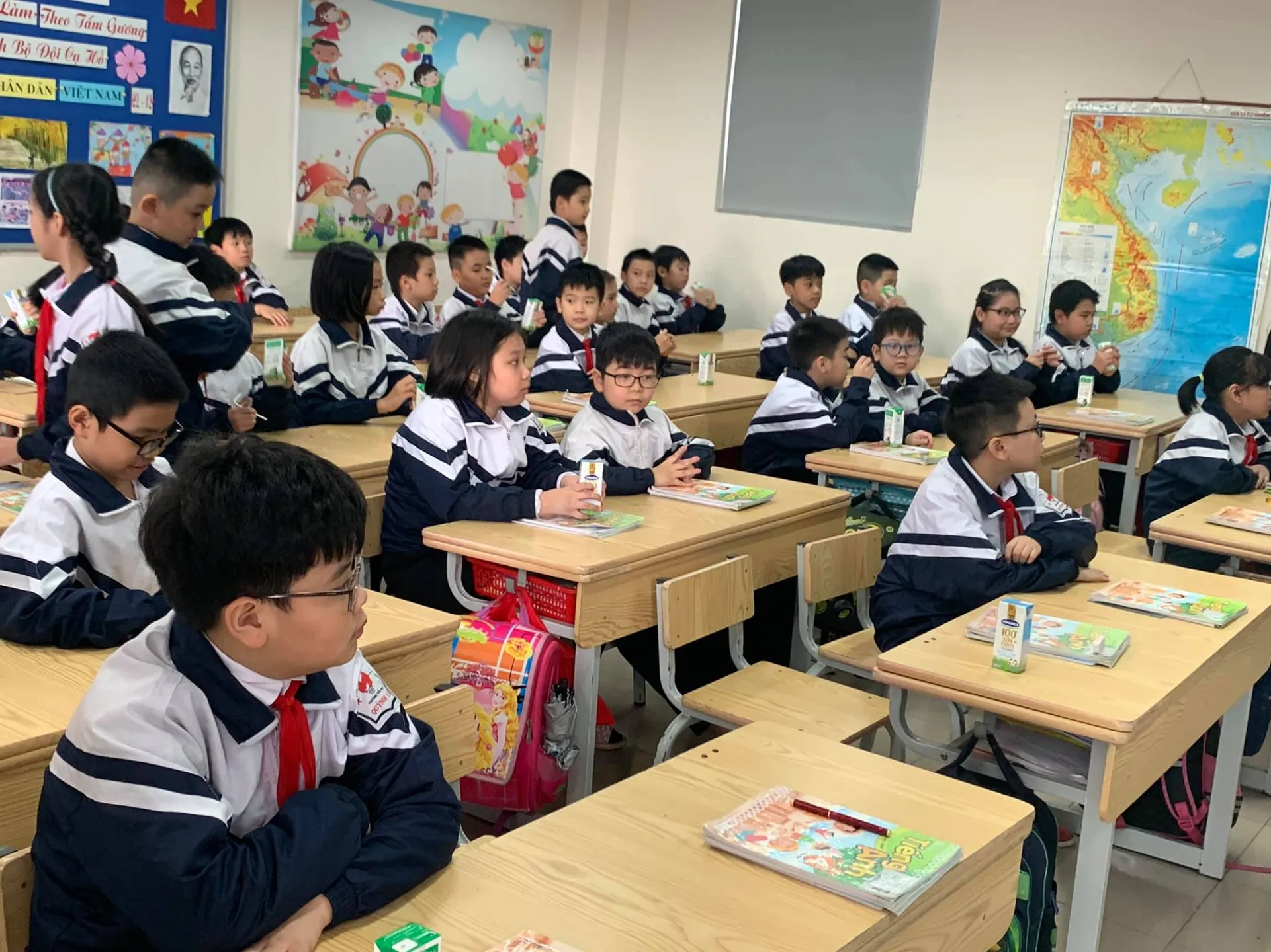 Gần chung cư Thăng Long Garden quận Hai Bà Trưng có các trường tiểu học nào?