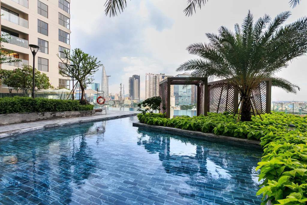 Tận hưởng vẻ đẹp thành phố từ view hồ bơi vô cực nước mặn tại Masteri Millennium