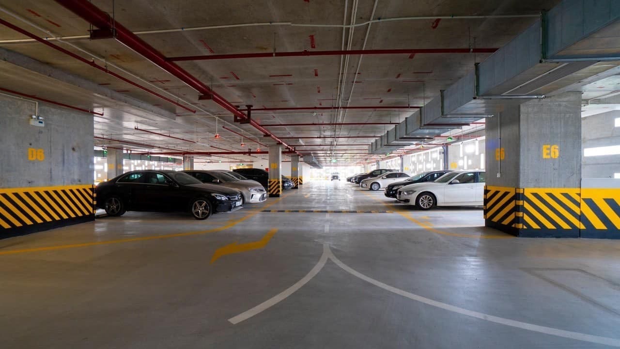 Có đủ chỗ đậu ôtô và xe máy chung cư Sacomreal - Hòa Bình Quận Tân Phú không?
