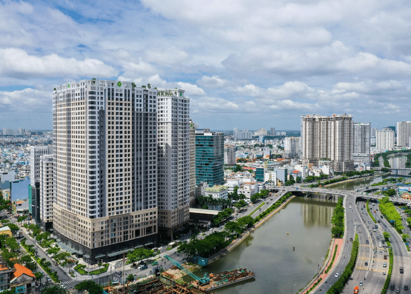 Có đủ chỗ đậu ôtô và xe máy chung cư Saigon Royal Quận 4 không?