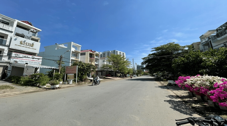 Giá bán nhà riêng đường Phú Thuận, Quận 7, TP. HCM hiện tại là bao nhiêu?