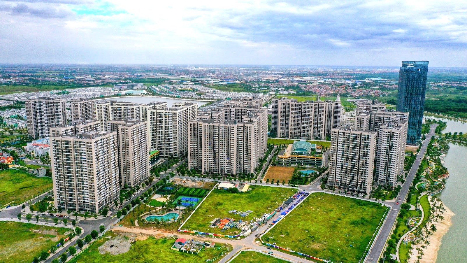 Thị trường căn hộ Hà Nội sôi động với hàng loạt dự án chung cư mới
