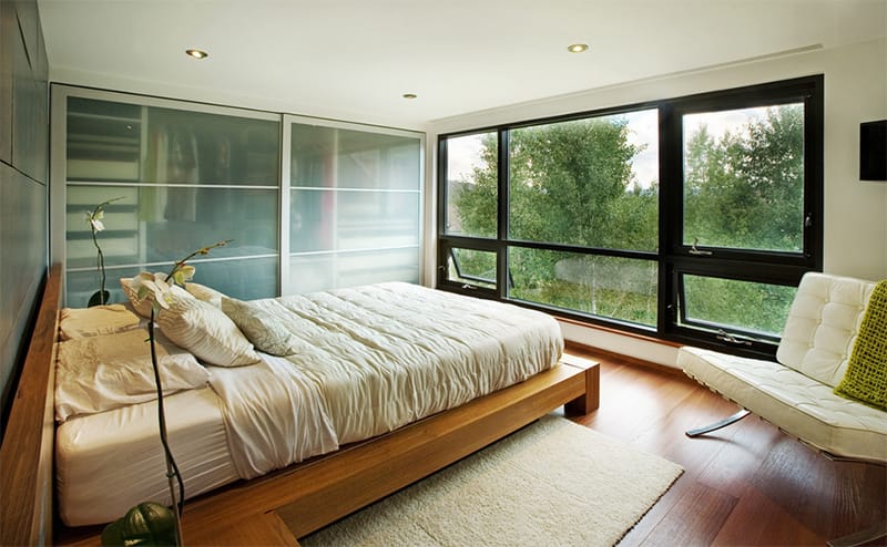 Nâng tầm thiết kế phòng ngủ với những bức tường kính, cửa sổ kính cỡ đại