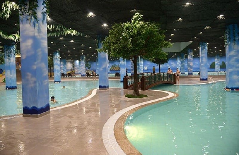 Giá vé bể bơi Times City dành cho khách là bao nhiêu?