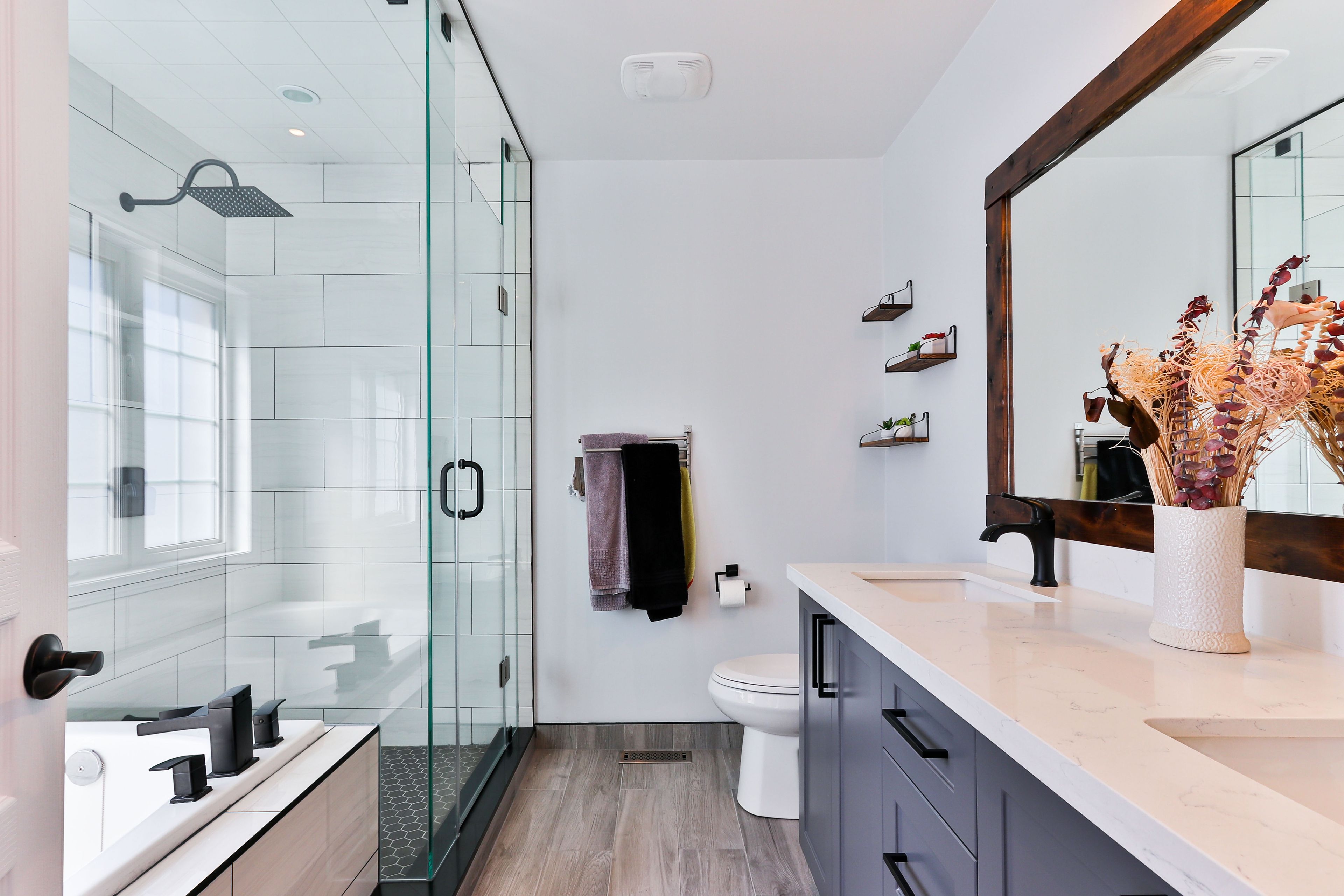  7 cách làm phòng tắm rộng hơn thực tế