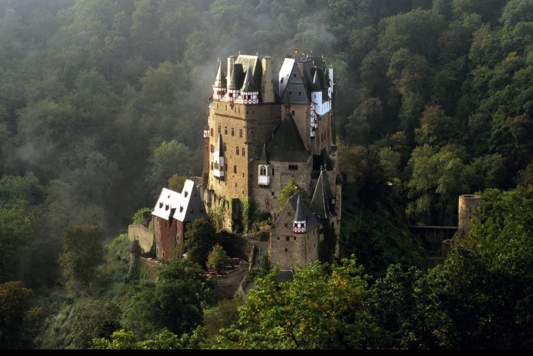 Halloween ngắm 15 tòa lâu đài có kiến trúc cổ điển và bí ẩn trên thế giới